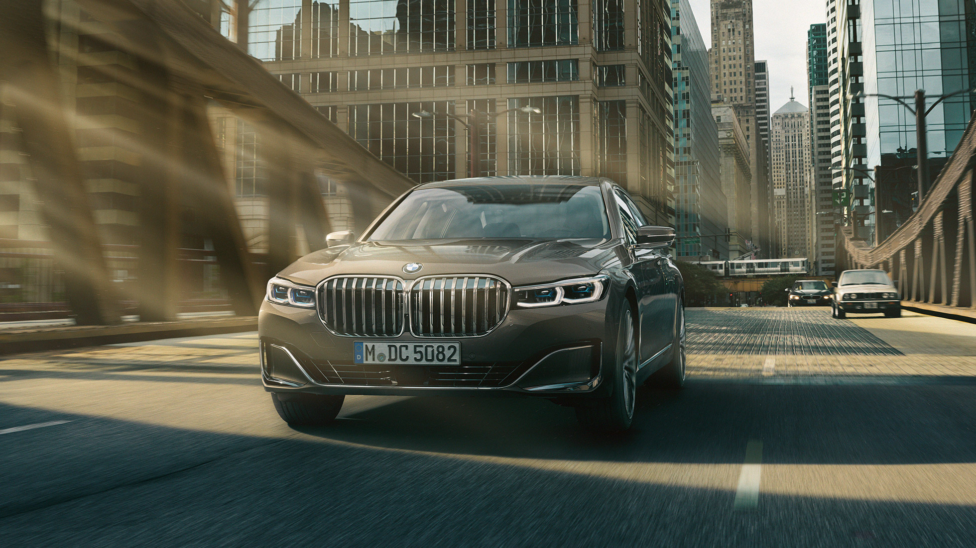 Førerassistentsystemer i BMW 7-serie Sedan Førerassistentsystemer: BMW 7-serie Sedan som kjører i bylandskap