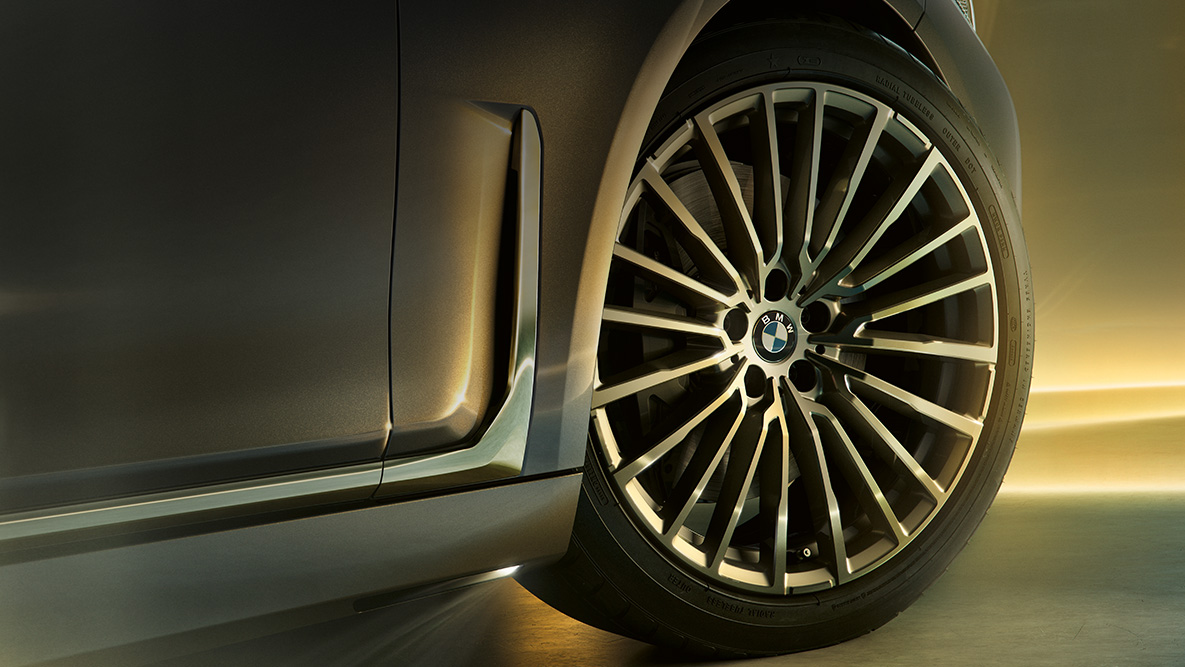 Felger i multiekedesign på BMW 7-serie Sedan BMW 7-serie Sedan: Nærbilde av felger i multiekedesign