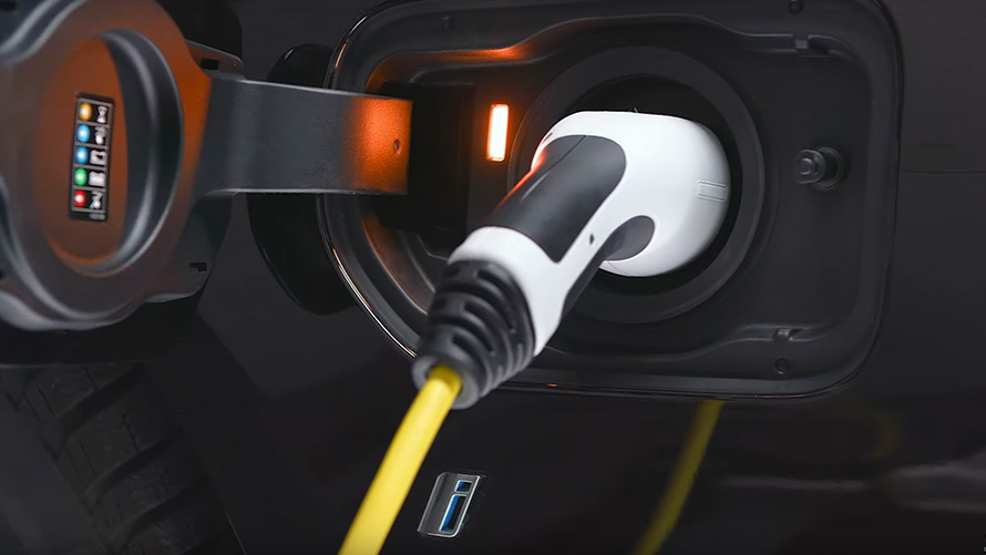BMW plug-in hybrid med tilkoblet ladekabel BMW 2-serie Active Tourer F45 BMW plug-in-hybrid med tilkoblet ladekabel, nærbilde