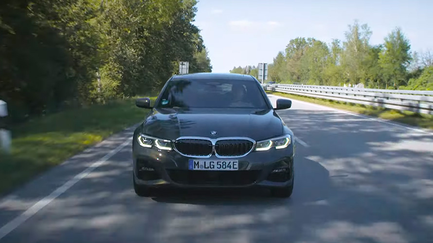 BMW plug-in hybrid som kjører på veien BMW 2-serie Active Tourer F45 BMW plug-in-hybrid som kjører på veien, sett forfra