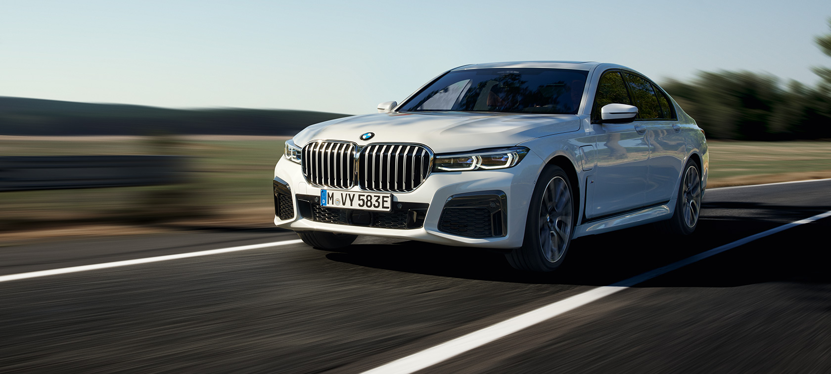 BMW 7-serie Sedan plug-in-hybrid G11 G12 kjørende sett skrått forfra BMW 7-serie Sedan plug-in-hybrid G11 G12 sett skrått forfra kjørende på veien