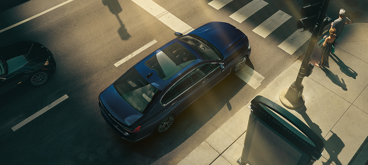 BMW Individual 7-serie Sedan, fugleperspektiv Rød BMW Individual 7-serie Sedan sett fra fugleperspektiv