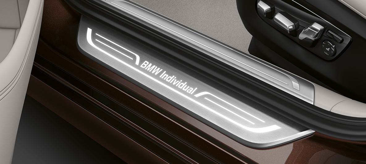 Innstigningsliste med BMW Individual 7-serie Sedan BMW 7-serie Sedan: Innstigningsliste med BMW Individual-signatur