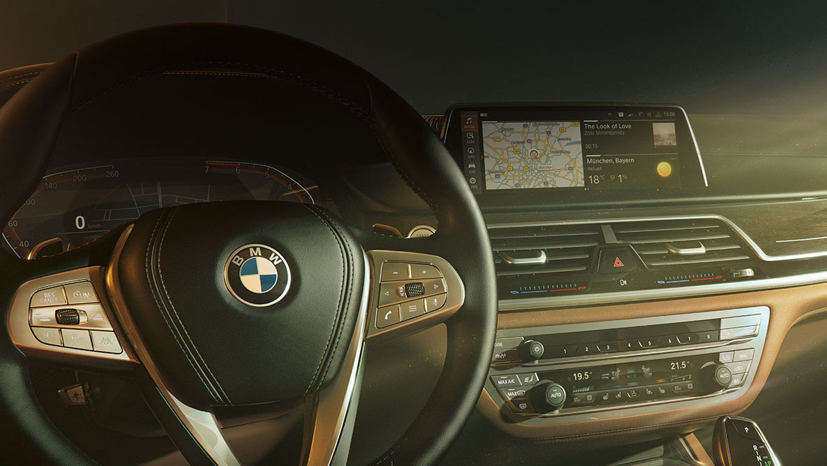 Remote Software Upgrade i BMW 7-serie Sedan BMW Remote Software Upgrade: Nærbilde av instrumentkombinasjon