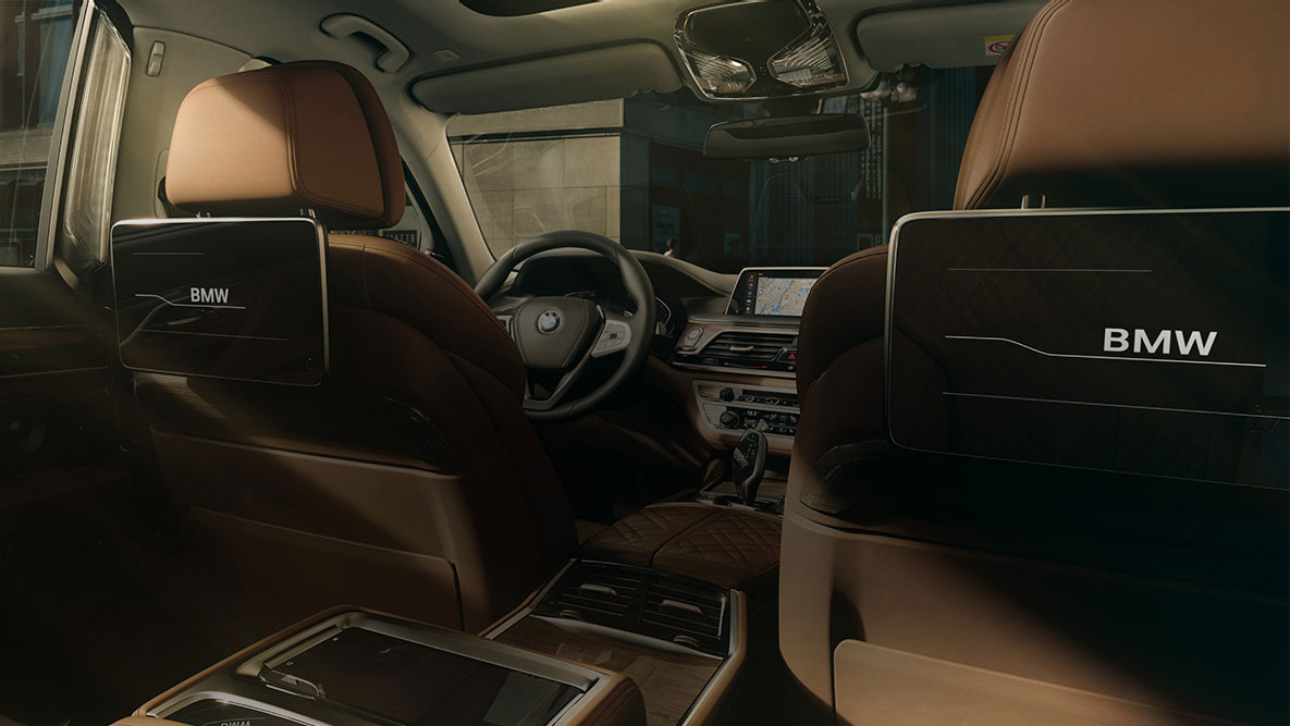 BMW 7-serie Sedan med entertainmentsystem for baksetet BMW 7-serie Sedan: Entertainmentsystem for baksetet med HD-berøringsskjermer sett bakfra