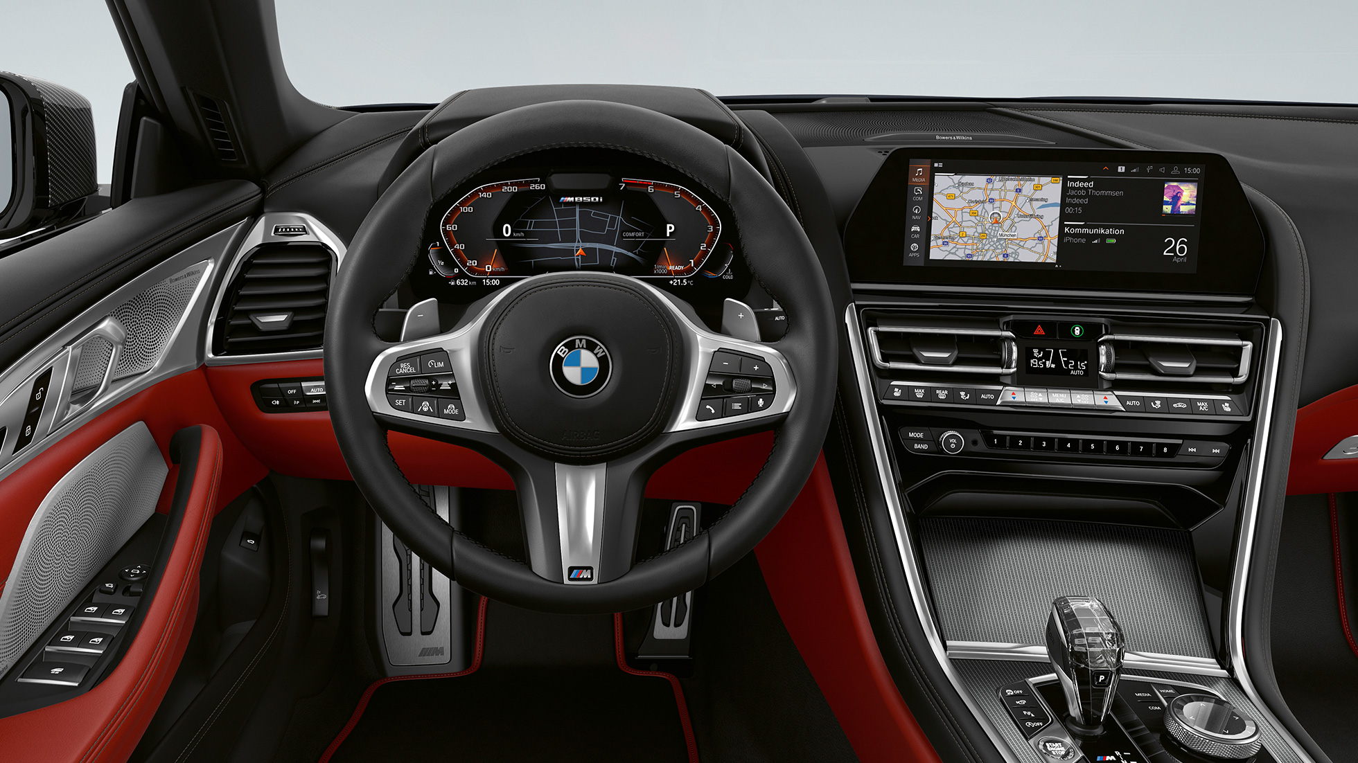 Førerplass med M skinnratt i BMW M850i xDrive i karbonsort metalliclakk. Førerplass med M skinnratt i BMW M850i xDrive i karbonsort metalliclakk.