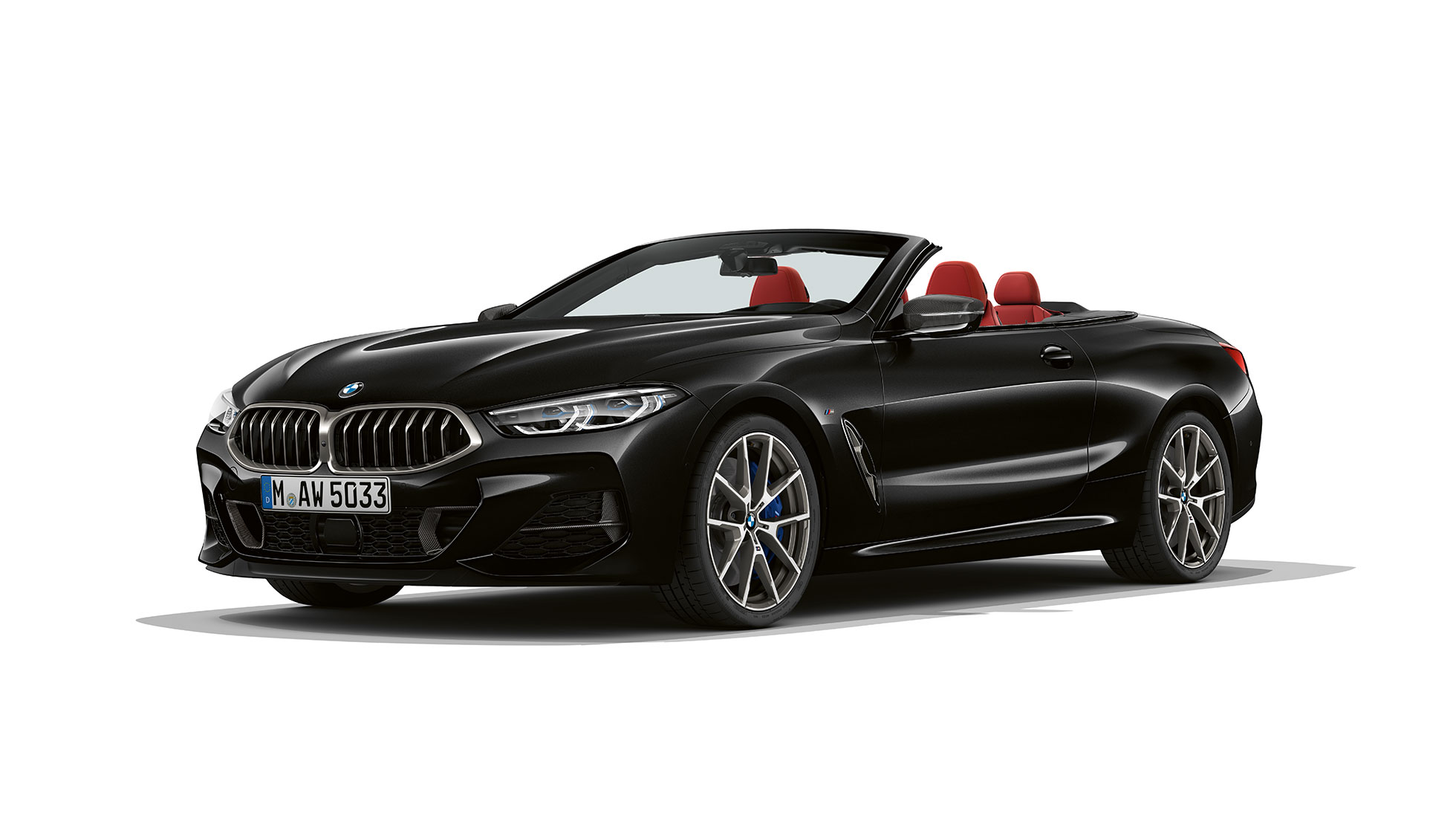BMW M850i xDrive i karbonsort metalliclakk sett skrått forfra. BMW M850i xDrive i karbonsort metalliclakk sett skrått forfra.