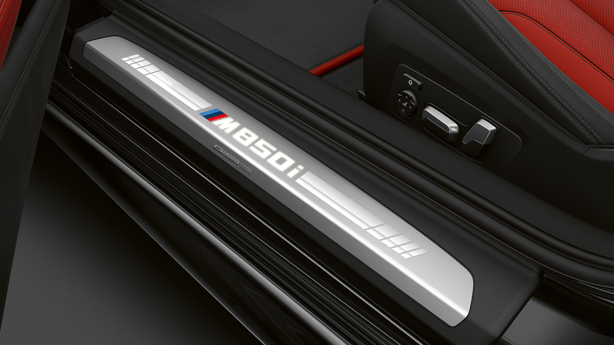 Innstigningslist på BMW M850i xDrive i karbonsort metalliclakk. Innstigningslist på BMW M850i xDrive i karbonsort metalliclakk.