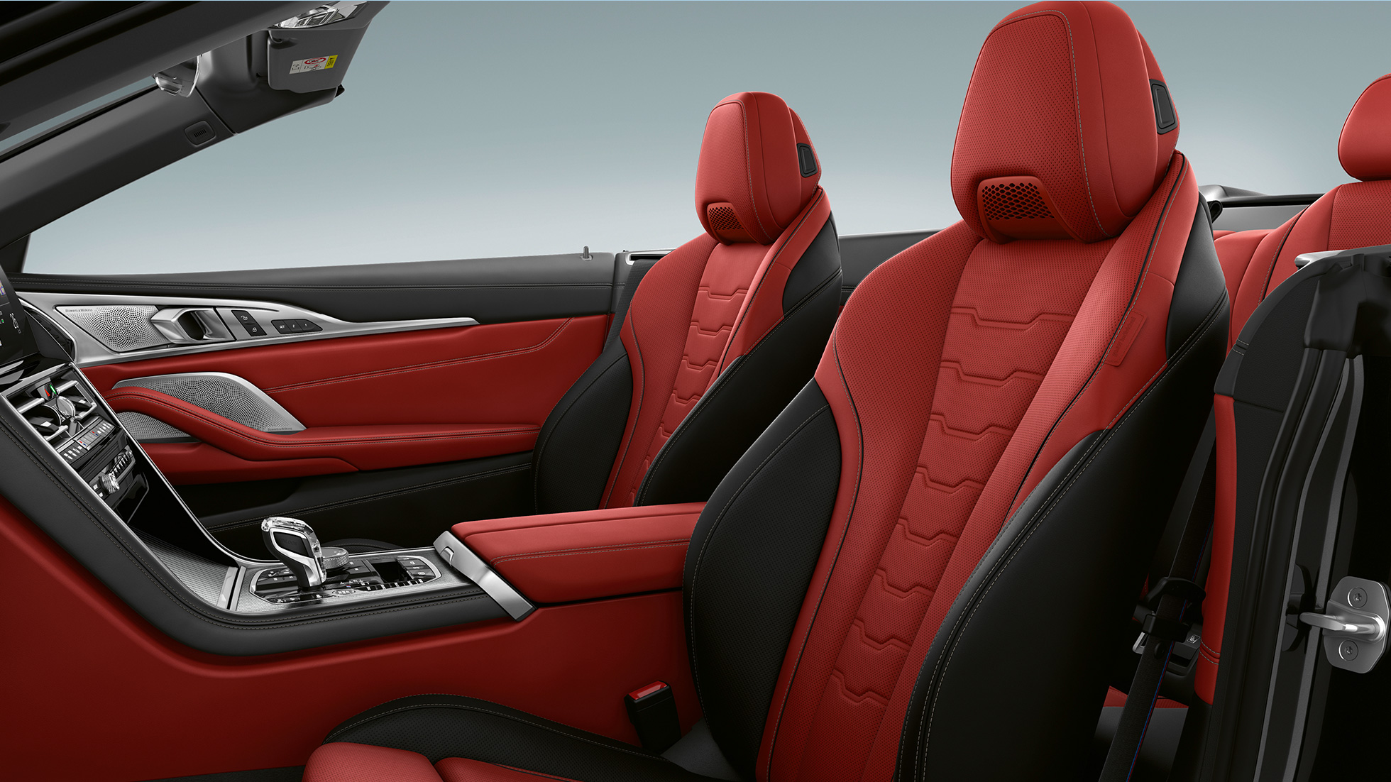 BMW M850i xDrive i karbonsort metalliclakk med utvidet skinninteriør fra BMW Individual i fionarødt/sort merinoskinn. BMW M850i xDrive i karbonsort metalliclakk med utvidet skinninteriør fra BMW Individual i fionarødt/sort merinoskinn.