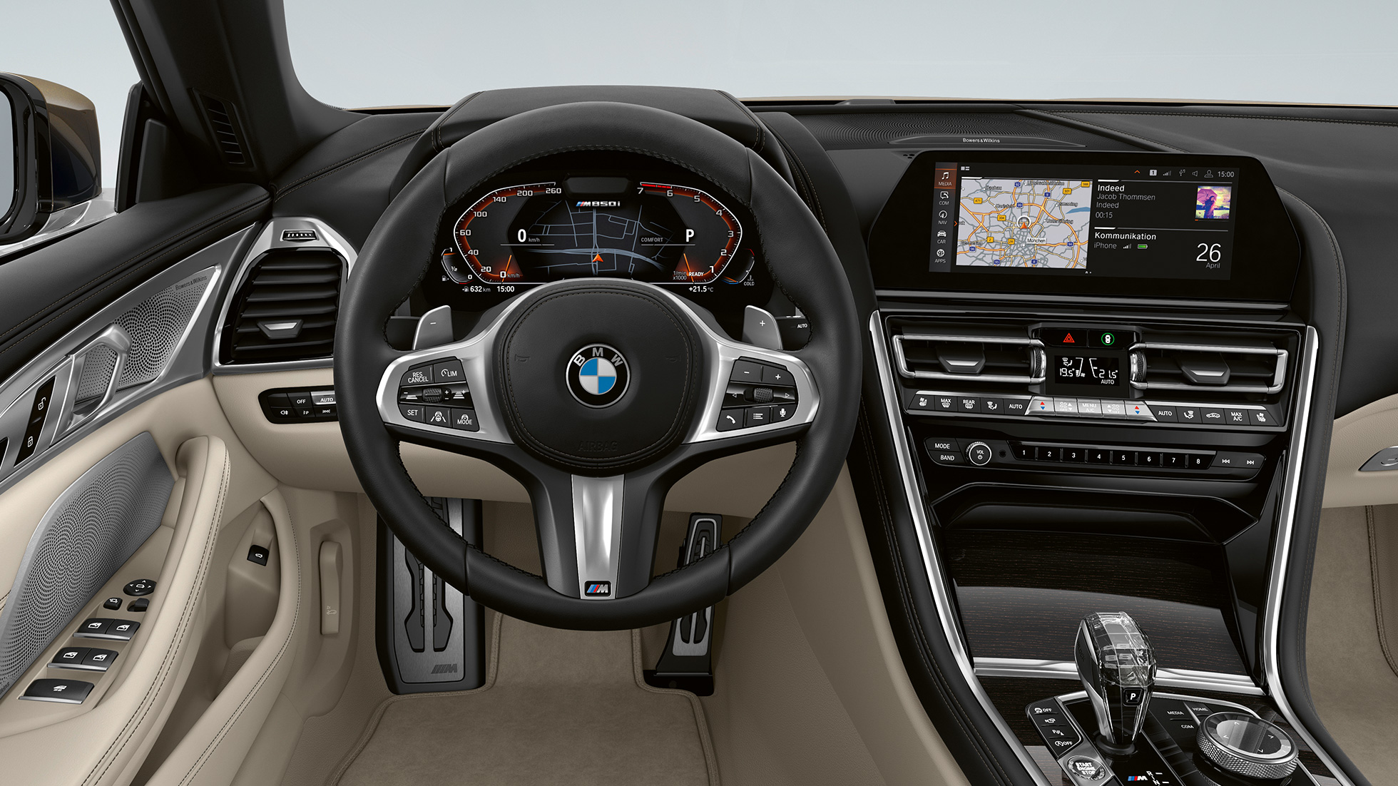 Førerplass med M skinnratt i BMW M850i xDrive i dravittgrå metalliclakk. Førerplass med M skinnratt i BMW M850i xDrive i dravittgrå metalliclakk.