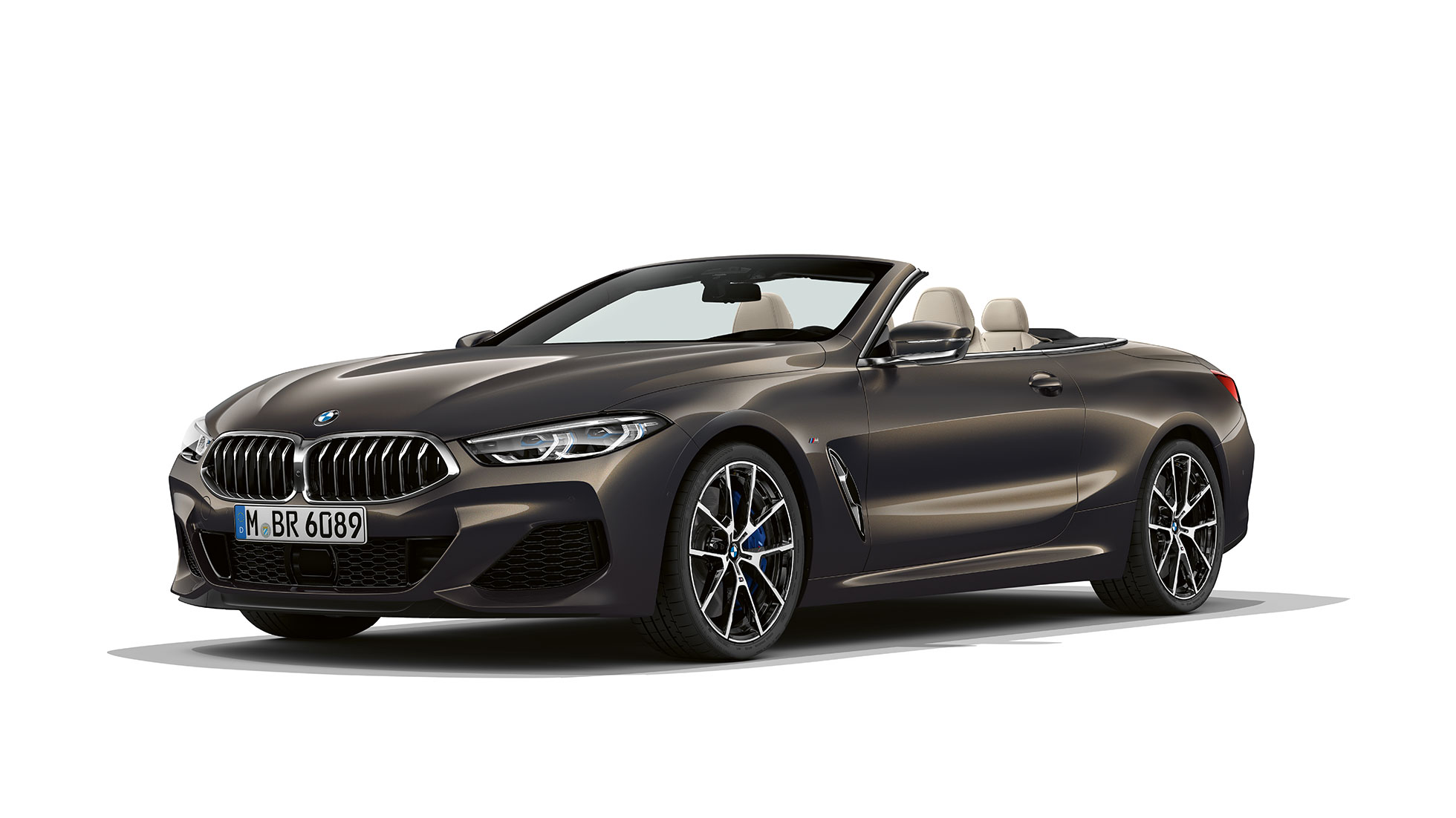 BMW M850i xDrive i dravittgrå metalliclakk sett skrått forfra. BMW M850i xDrive i dravittgrå metalliclakk sett skrått forfra.
