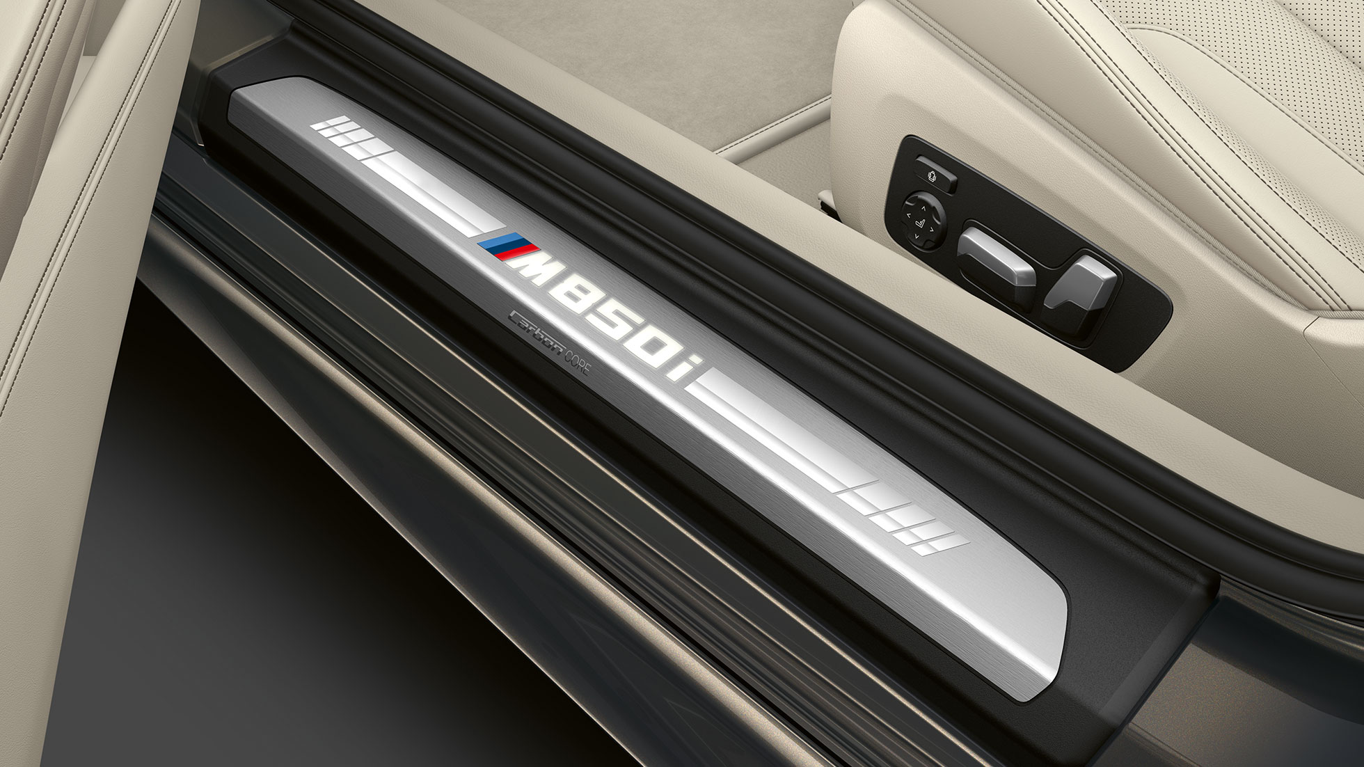 Innstigningslist på BMW M850i xDrive i dravittgrå metalliclakk. Innstigningslist på BMW M850i xDrive i dravittgrå metalliclakk.
