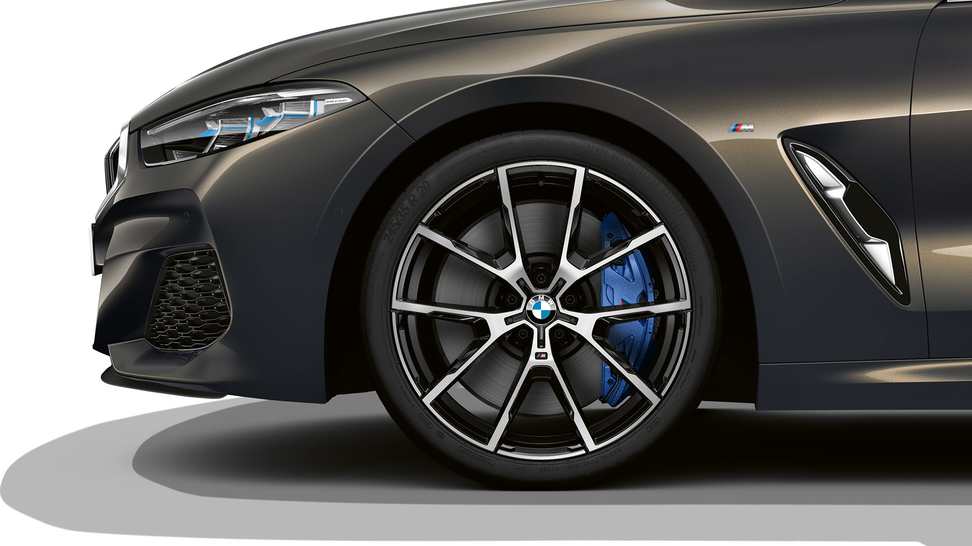 BMW M850i xDrive i dravittgrå metalliclakk med 20" lettmetallfelger Multieke 728 M. BMW M850i xDrive i dravittgrå metalliclakk med 20" lettmetallfelger Y-eke 728 M.