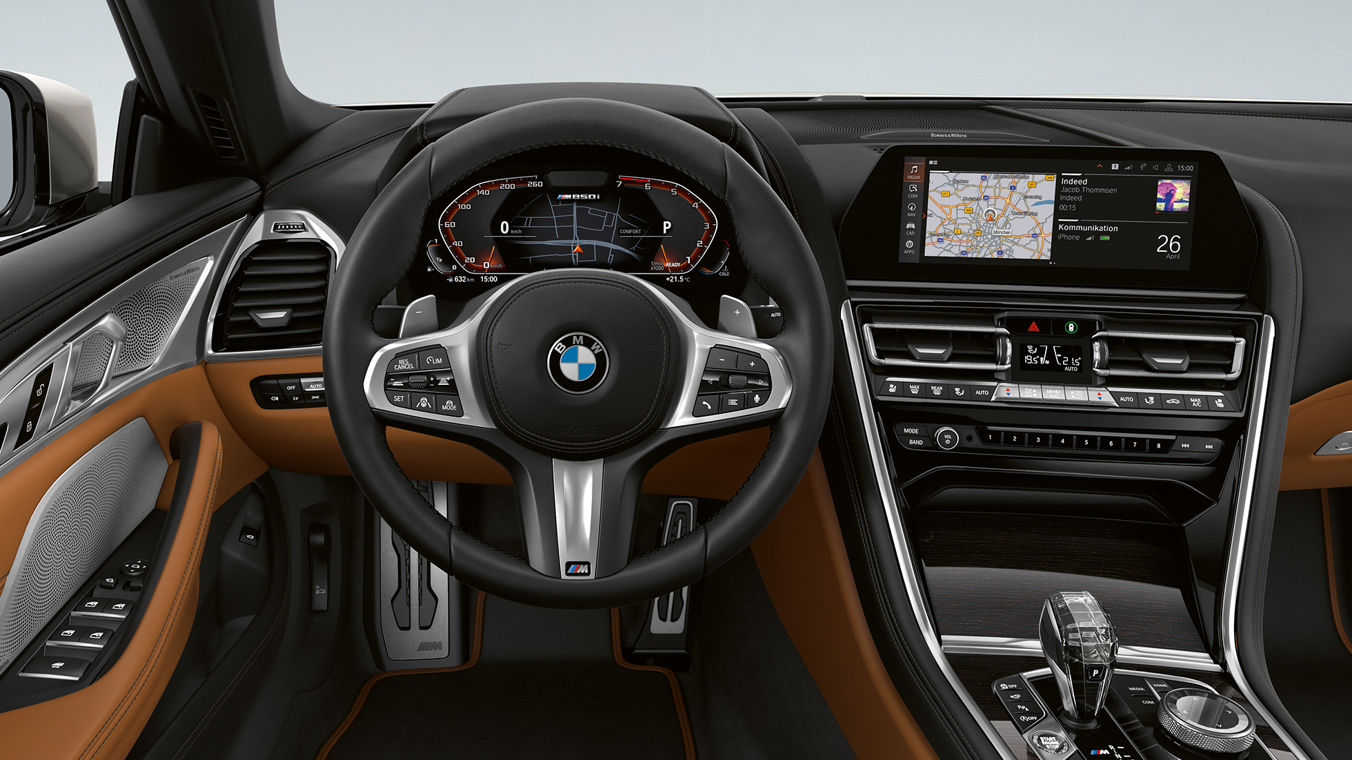 Førerplass med M skinnratt i BMW M850i xDrive i mineralhvit metalliclakk. Førerplass med M skinnratt i BMW M850i xDrive i mineralhvit metalliclakk.