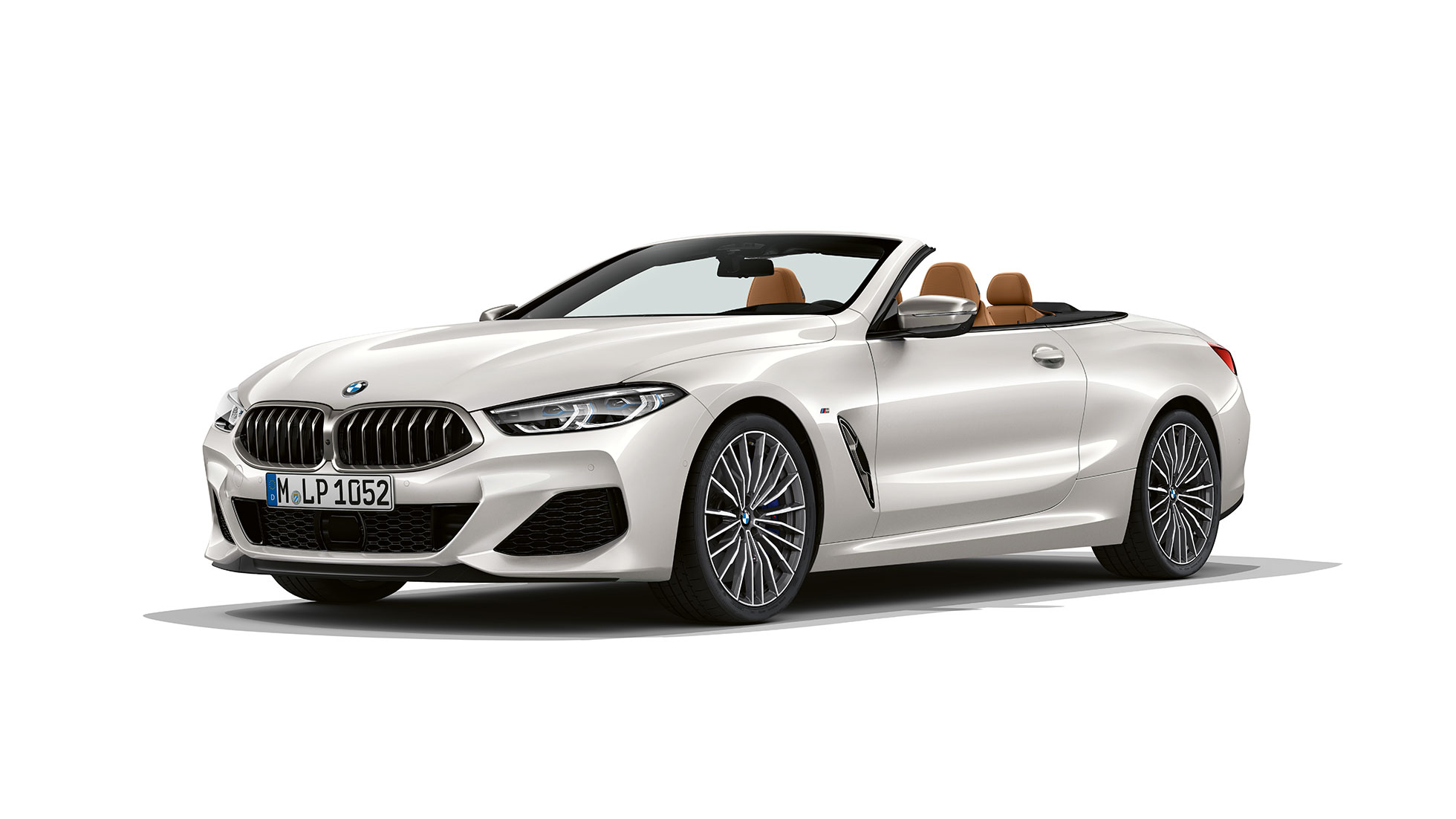 BMW M850i xDrive i mineralhvit metalliclakk sett skrått forfra. BMW M850i xDrive i mineralhvit metalliclakk sett skrått forfra.