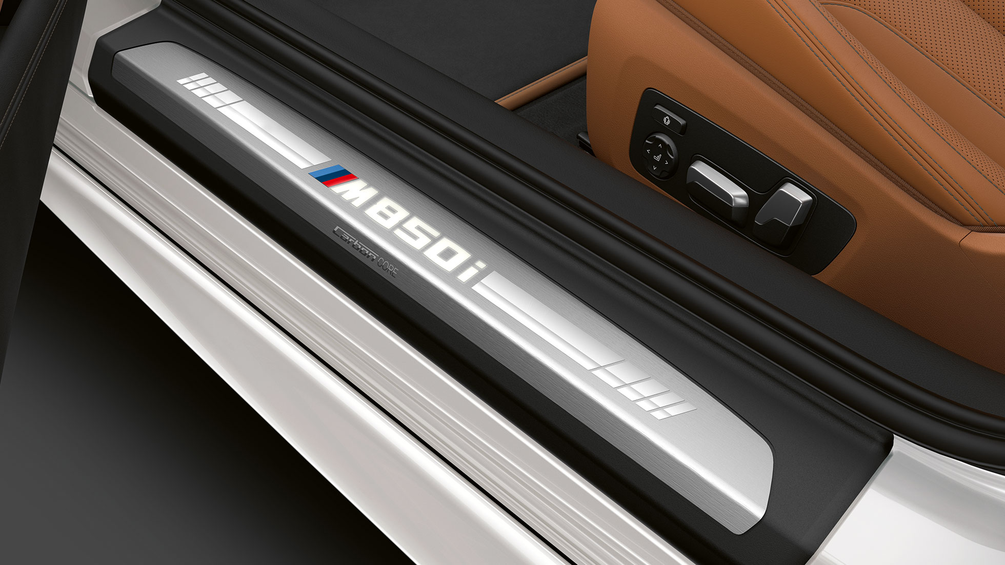 Innstigningslist på BMW M850i xDrive i mineralhvit metalliclakk. Innstigningslist på BMW M850i xDrive i mineralhvit metalliclakk.