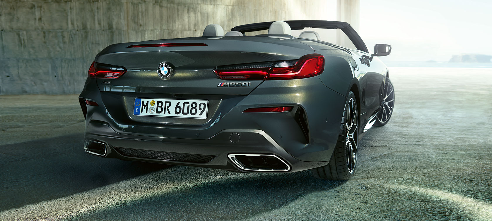 BMW M850i xDrive i dravittgrå metalliclakk sett skrått bakfra. BMW M850i xDrive i dravittgrå metalliclakk sett skrått bakfra.