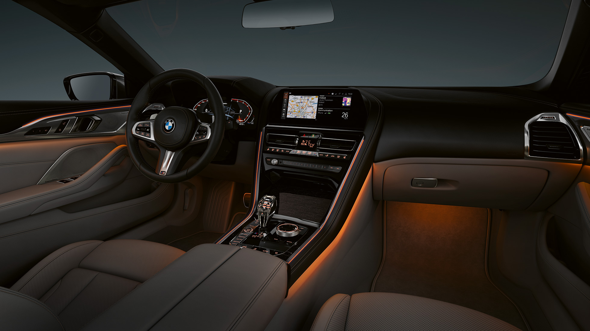 Innvendig design med bakgrunnsbelysning i BMW M850i xDrive. Innvendig design med bakgrunnsbelysning i BMW M850i xDrive.