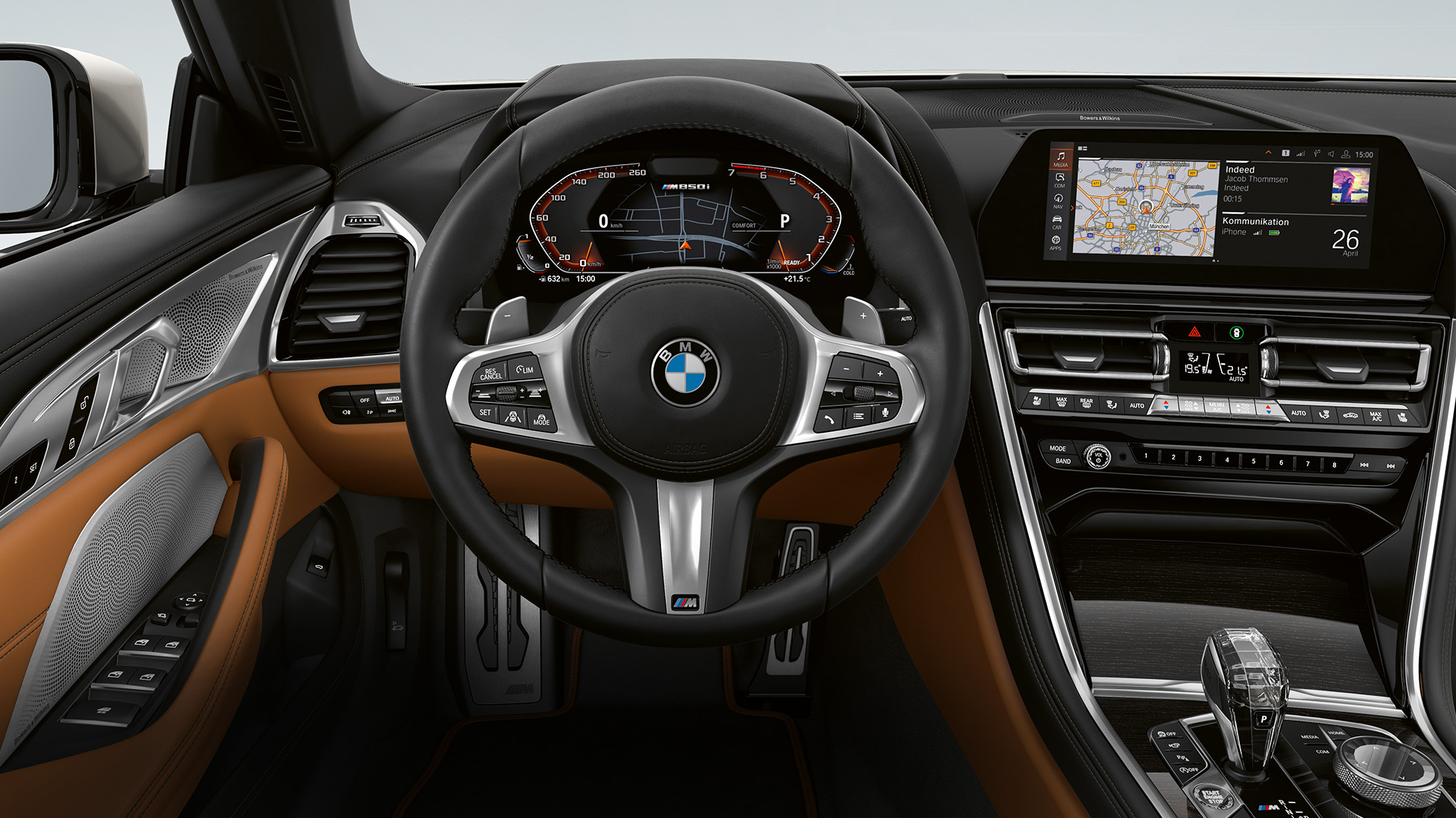 BMW M850i xDrive, M skinnratt med girhendler og multifunksjonstaster. BMW M850i xDrive, M skinnratt med girhendler og multifunksjonstaster.
