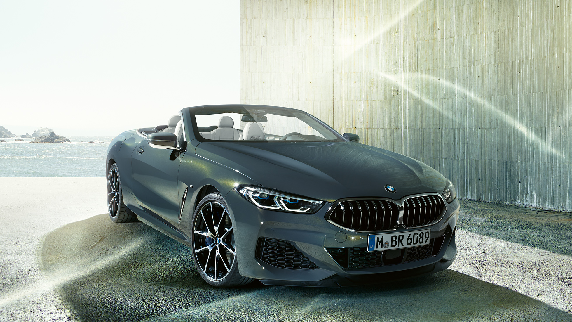 Fronten på BMW M850i xDrive i dravittgrå metalliclakk sett skrått fra venstre. Fronten på BMW M850i xDrive i dravittgrå metalliclakk sett skrått fra venstre.