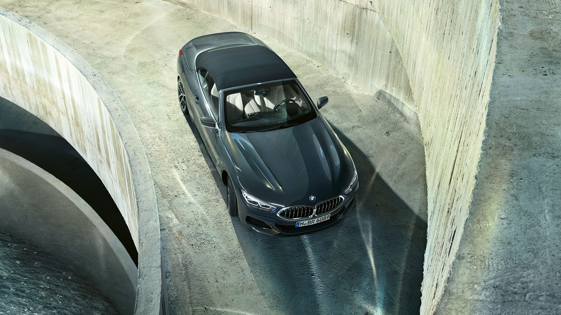 BMW M850i xDrive i dravittgrå metalliclakk med sort stoffkalesje sett ovenfra. BMW M850i xDrive i dravittgrå metalliclakk med sort stoffkalesje sett ovenfra.