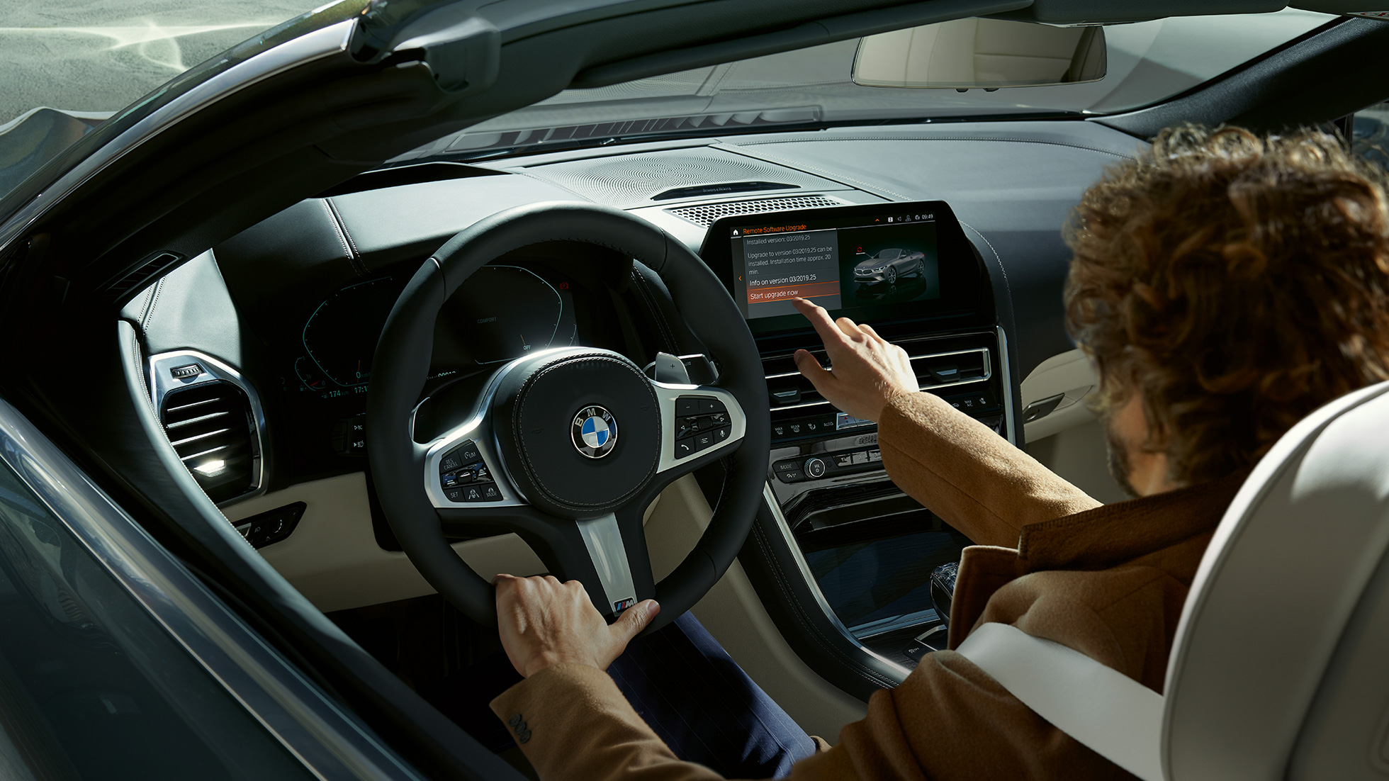 BMW M850i xDrive med fører som bruker BMW Live Cockpit Professional med berøringsfunksjonen. BMW M850i xDrive med fører som bruker BMW Live Cockpit Professional med berøringsfunksjonen.
