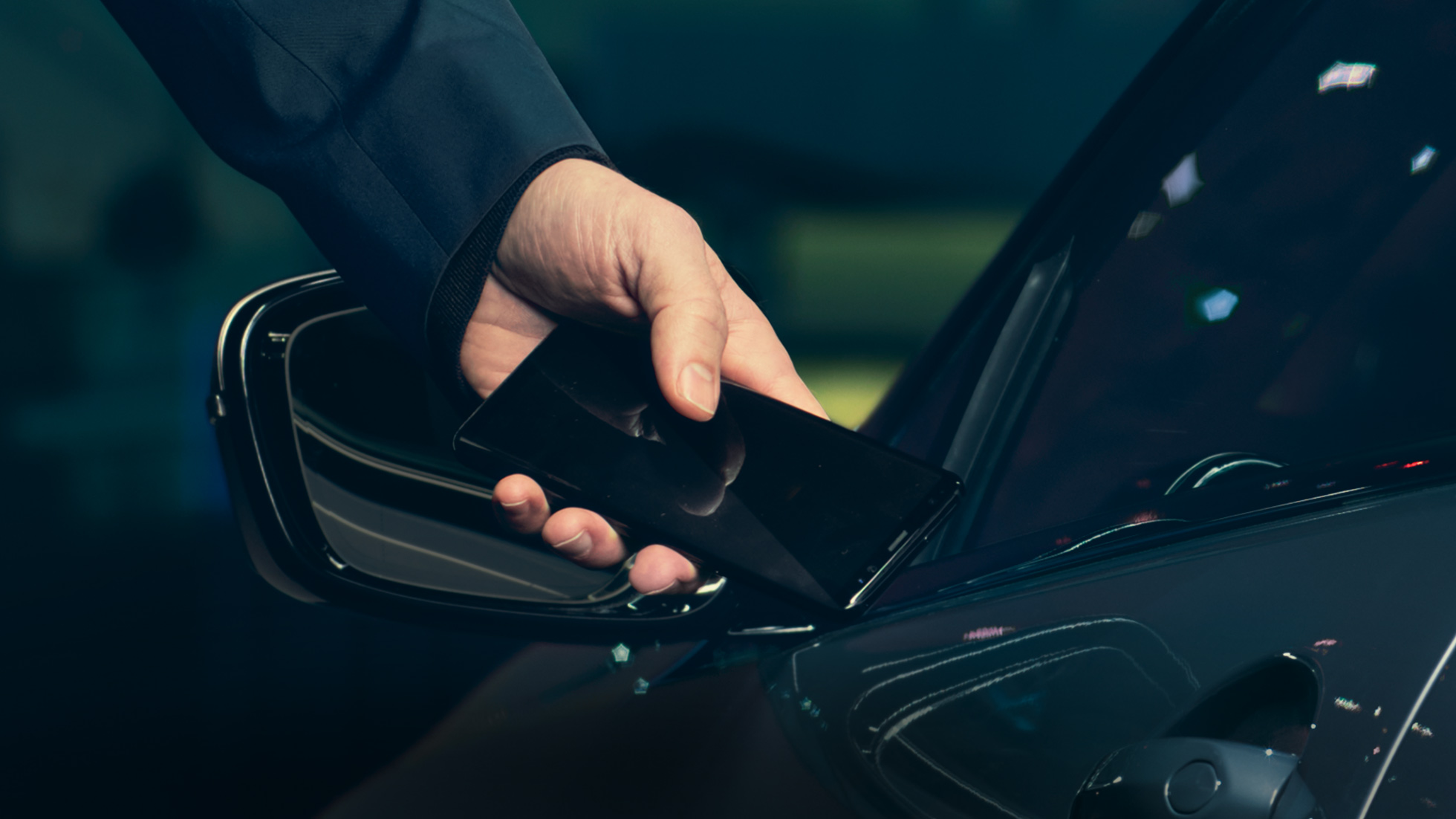 BMW M850i xDrive, føreren låser opp bilen med digital nøkkel på smarttelefonen. BMW M850i xDrive, føreren låser opp bilen med digital nøkkel på smarttelefonen.
