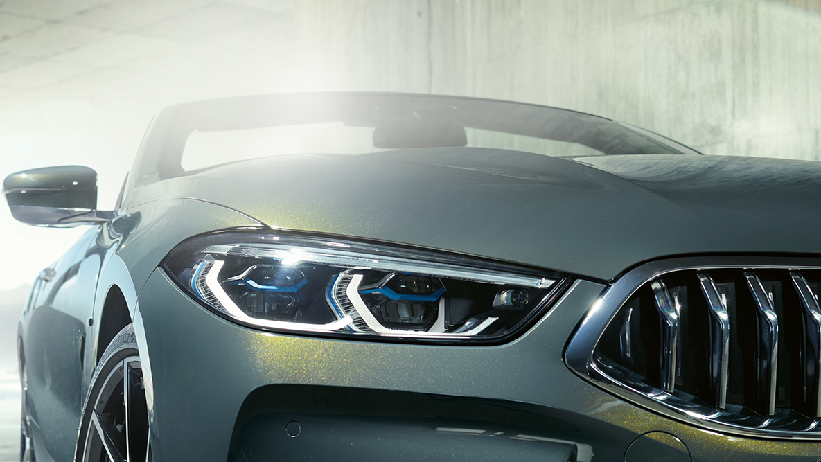 Fronten på BMW M850i xDrive i dravittgrå metalliclakk med BMW laserlys på venstre side. Fronten på BMW M850i xDrive i dravittgrå metalliclakk med BMW laserlys på venstre side.