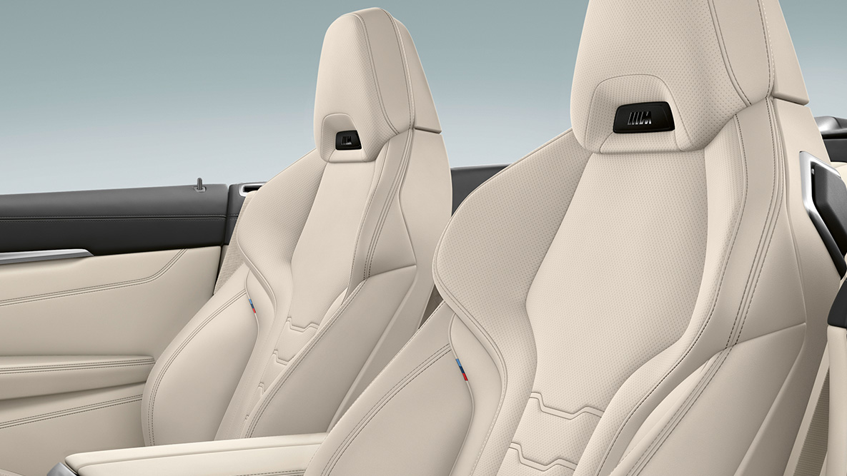 BMW M850i xDrive med multifunksjonsseter i elfenbenshvitt merinoskinn, med nakkevarmer. BMW M850i xDrive med multifunksjonsseter i elfenbenshvitt merinoskinn, med nakkevarmer.