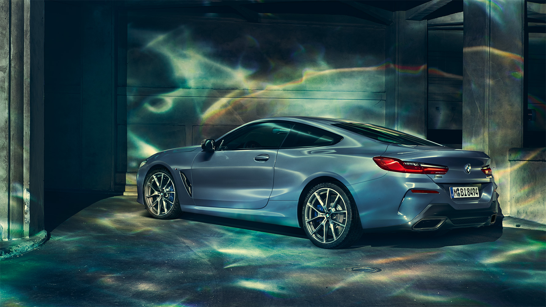 BMW 8-serie Coupé sett skrått bakfra BMW 8-serie Coupé sett skrått bakfra i bylandskap om natten.