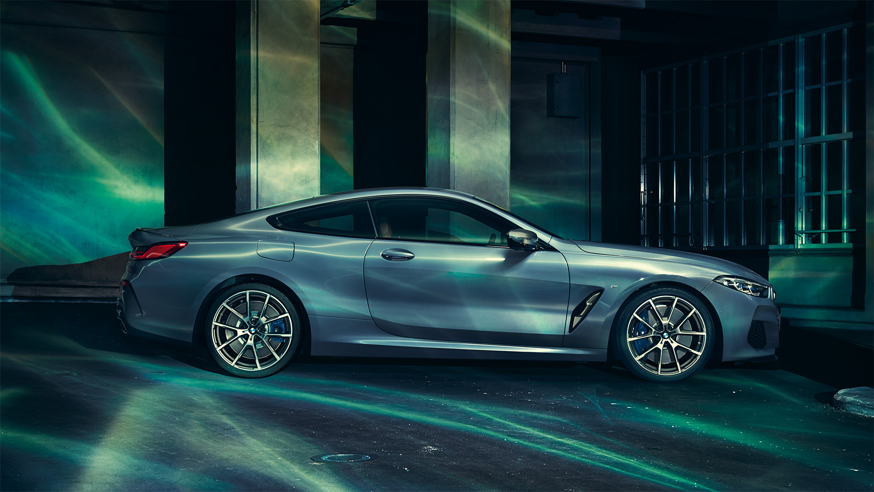 BMW 8-serie fra siden BMW 8-serie Coupé sett fra siden stående i bylandskap.