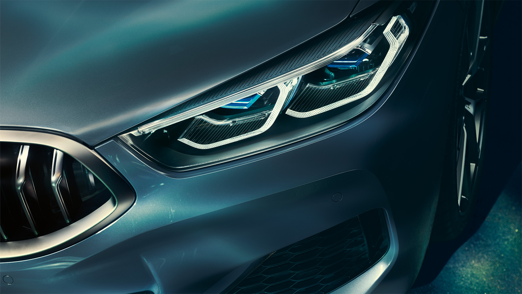 Laserlys på BMW 8-serie Nærbilde av laserlys i fronten på BMW 8-serie Coupé.