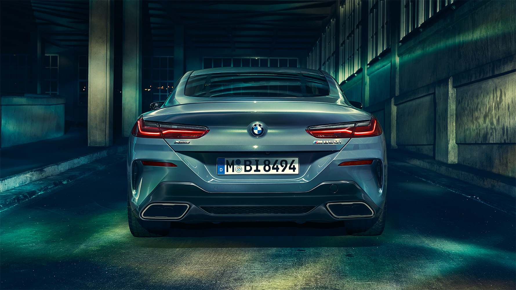 BMW 8-serie Coupé sett bakfra BMW 8-serie Coupé sett bakfra i bylandskap om natten.