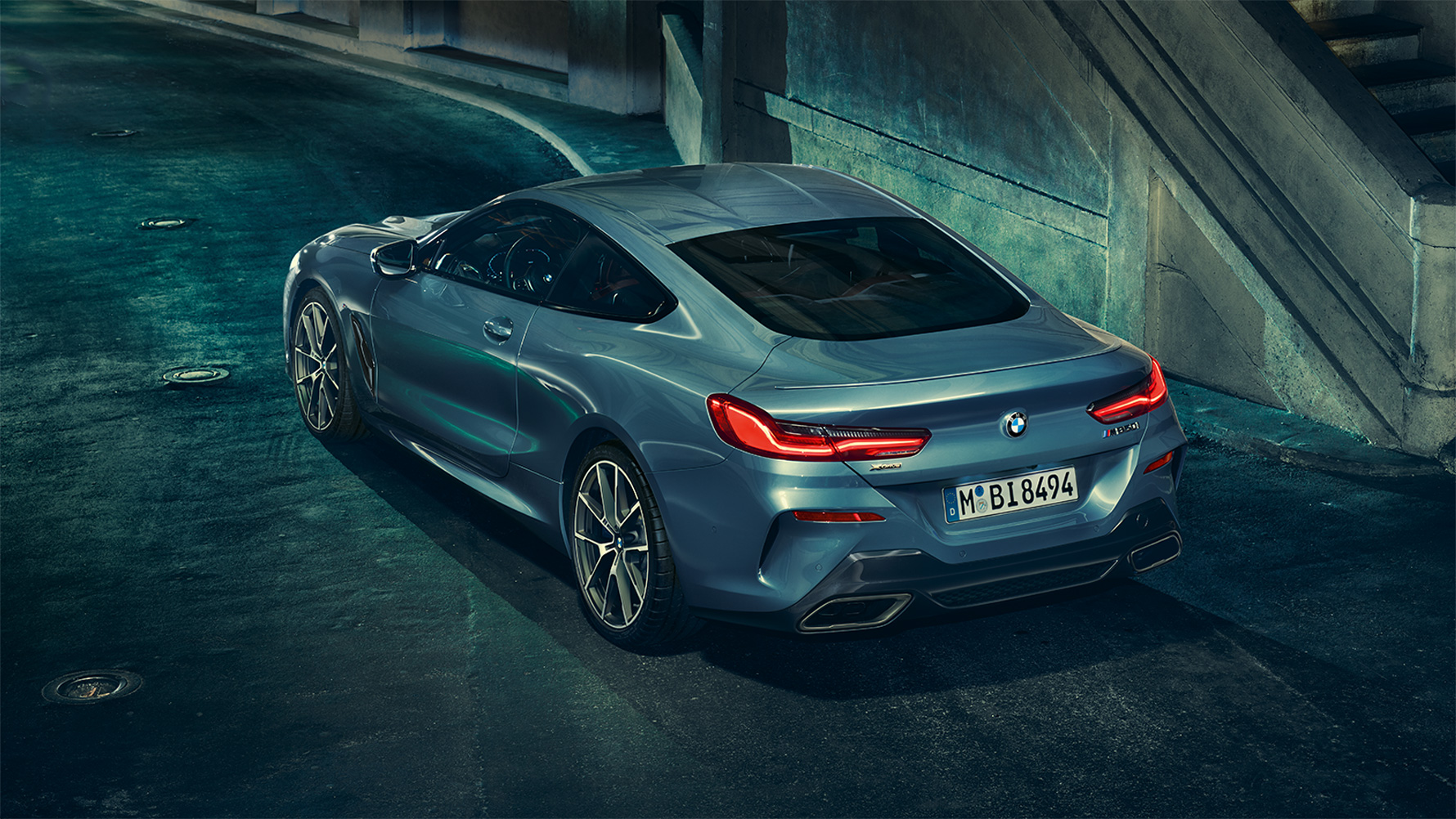 BMW 8-serie Coupé sett skrått bakfra BMW 8-serie Coupé sett skrått bakfra i bylandskap om natten.