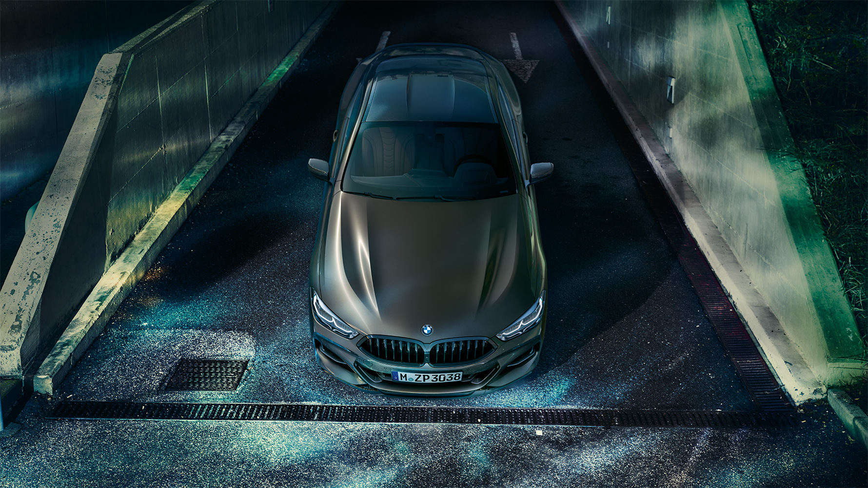 BMW 8-serie Coupé med BMW Individual-utstyr sett forfra stående i bylandskap om natten. BMW 8-serie Coupé med BMW Individual-utstyr sett forfra stående i bylandskap om natten.