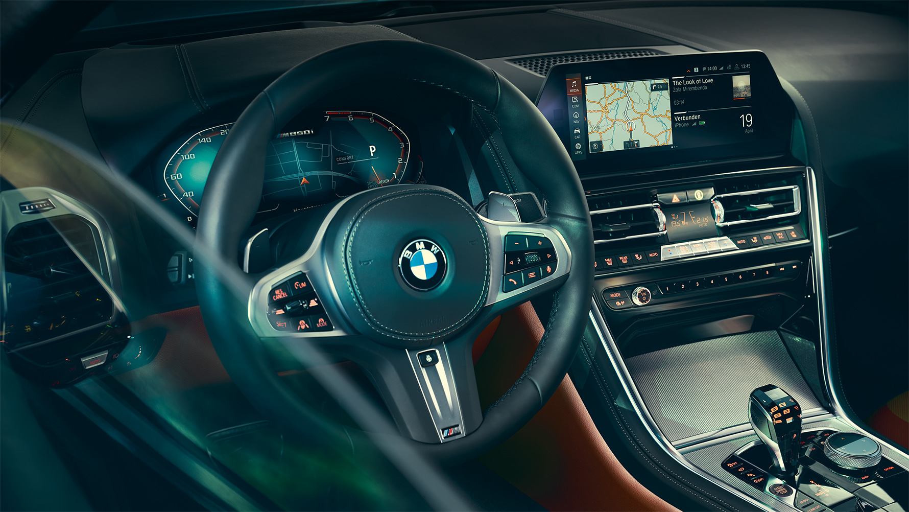 Førerplassen i BMW 8-serie Coupé Nærbilde av kupeen til BMW 8-serie Coupé med rattet i fokus.