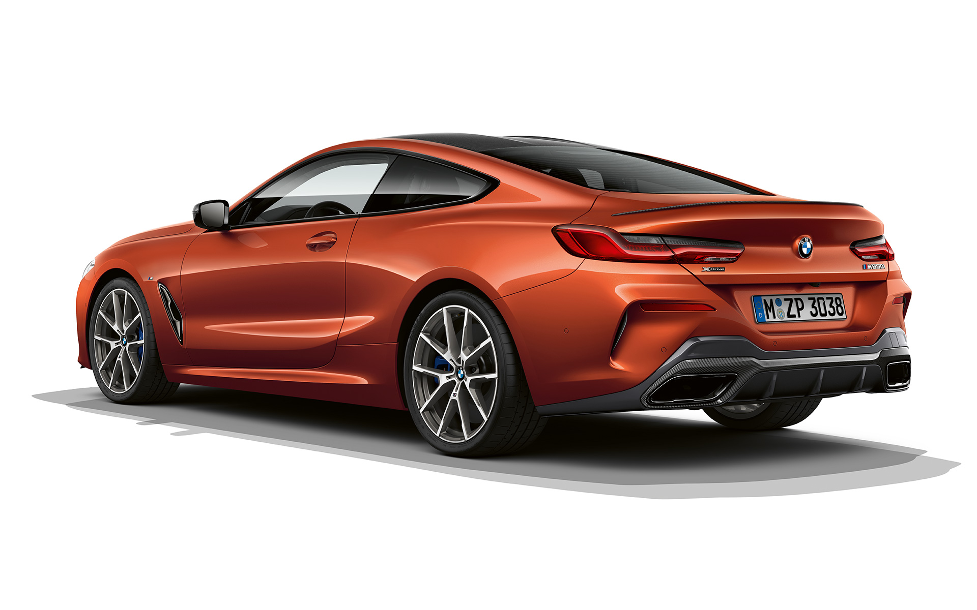 BMW 8-serie Coupé i solnedgangsoransje metallic BMW 8-serie Coupé i solnedgangsoransje metallic stående mot hvit bakgrunn.
