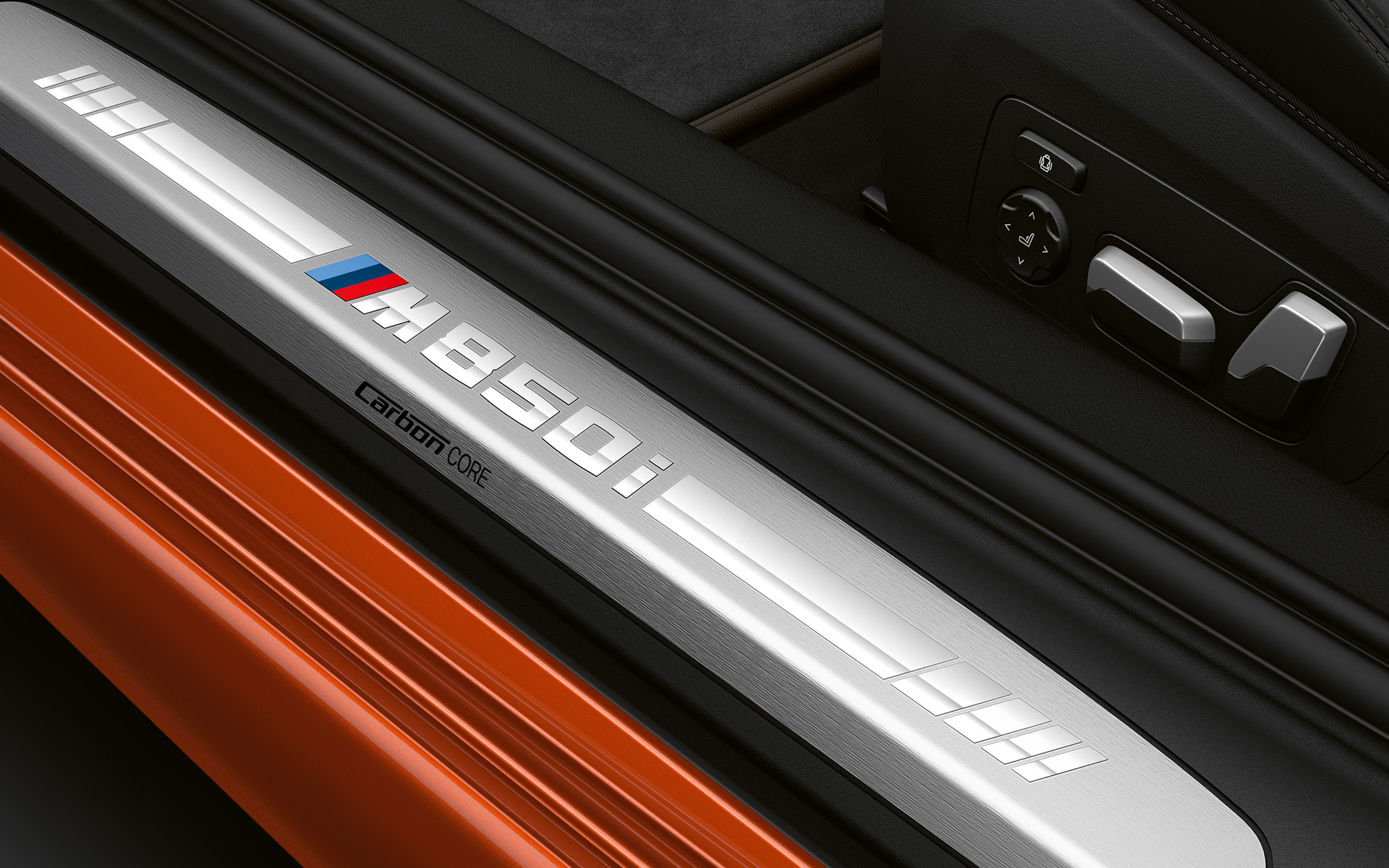 M850i-innstigningslist i BMW 8-serie Coupé Nærbilde av innstigningslisten med M850i-logo i BMW 8-serie Coupé.