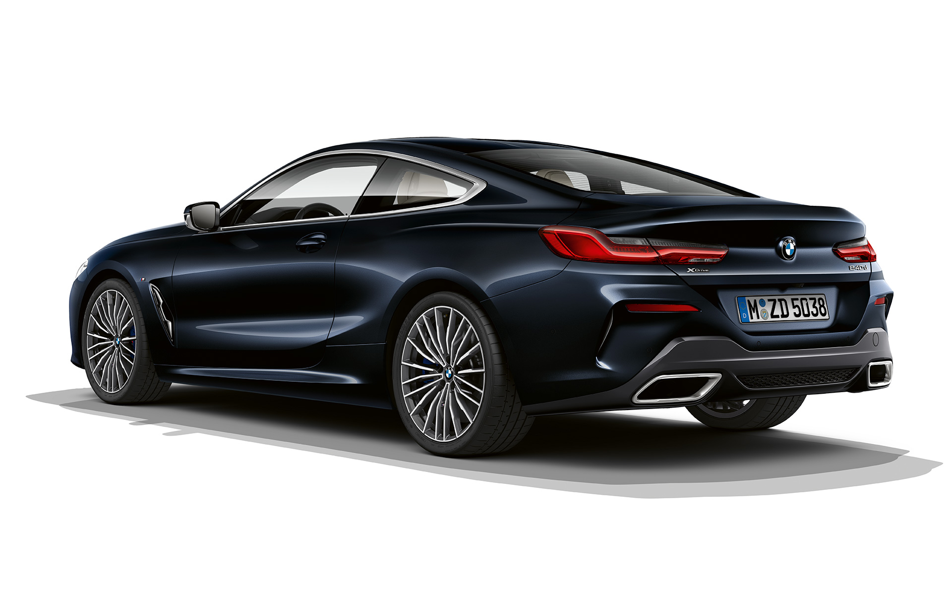 BMW 8-serie Coupé i karbonsort metallic BMW 8-serie Coupé i karbonsort metallic stående mot hvit bakgrunn.