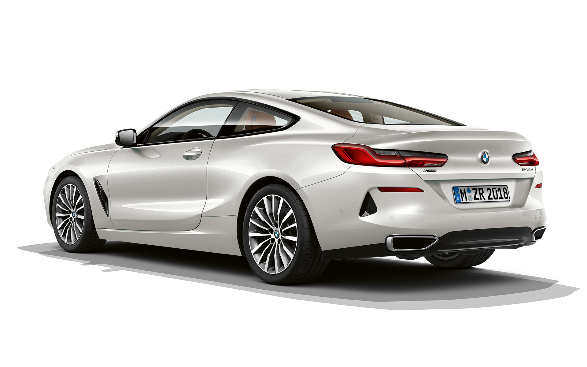 BMW 8-serie Coupé i mineralhvit metalliclakk BMW 8-serie Coupé i mineralhvit metalliclakk stående mot hvit bakgrunn.