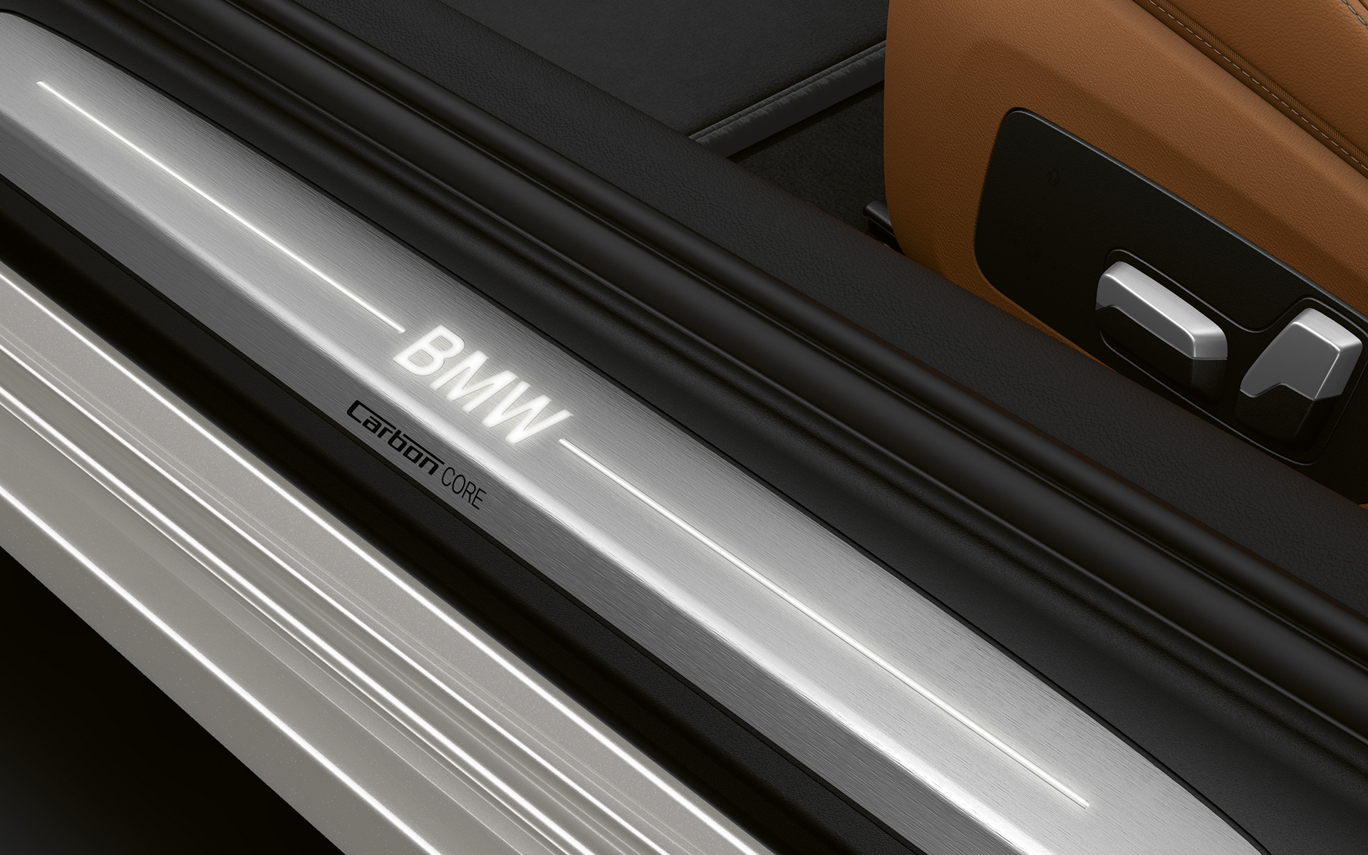 BMW 8-serie Coupé med innstigningslist med BMW-logo Nærbilde av innstigningslisten med BMW-logo på BMW 8-serie Coupé.