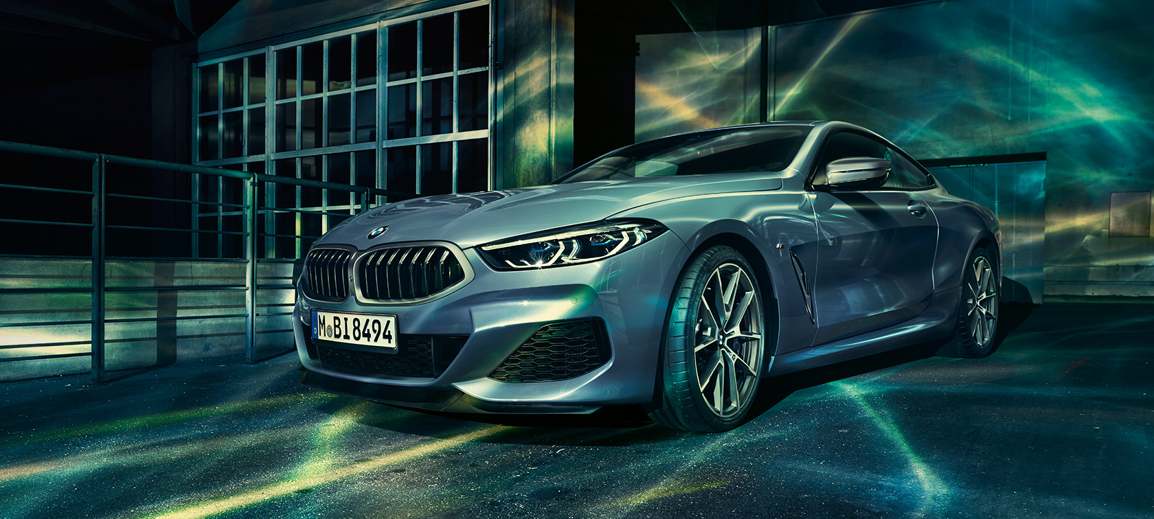 BMW 8-serie skrått forfra BMW 8-serie Coupé sett skrått forfra stående i bylandskap.