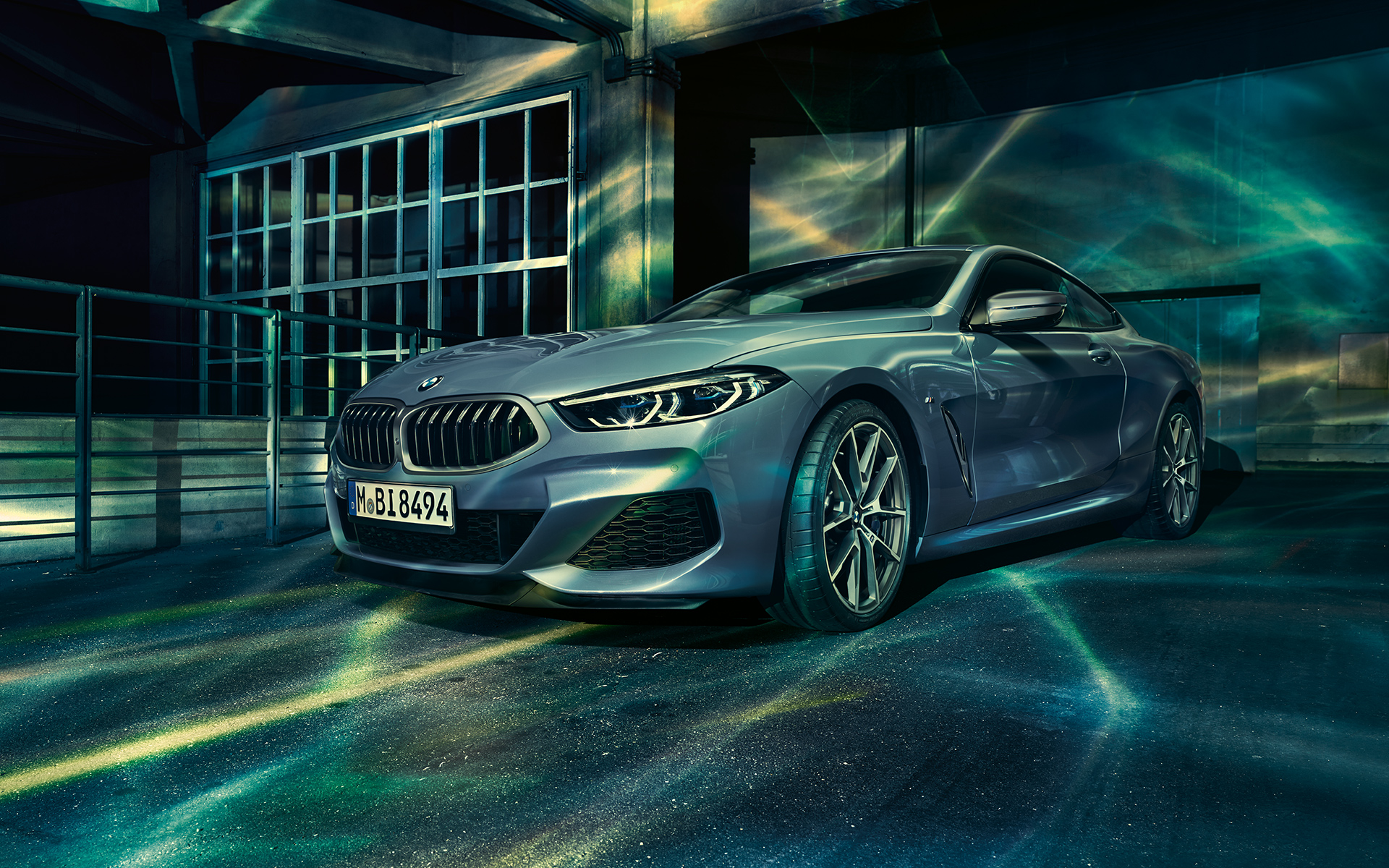 BMW 8-serie Coupé sett skrått forfra BMW 8-serie Coupé sett skrått forfra stående i bylandskap.
