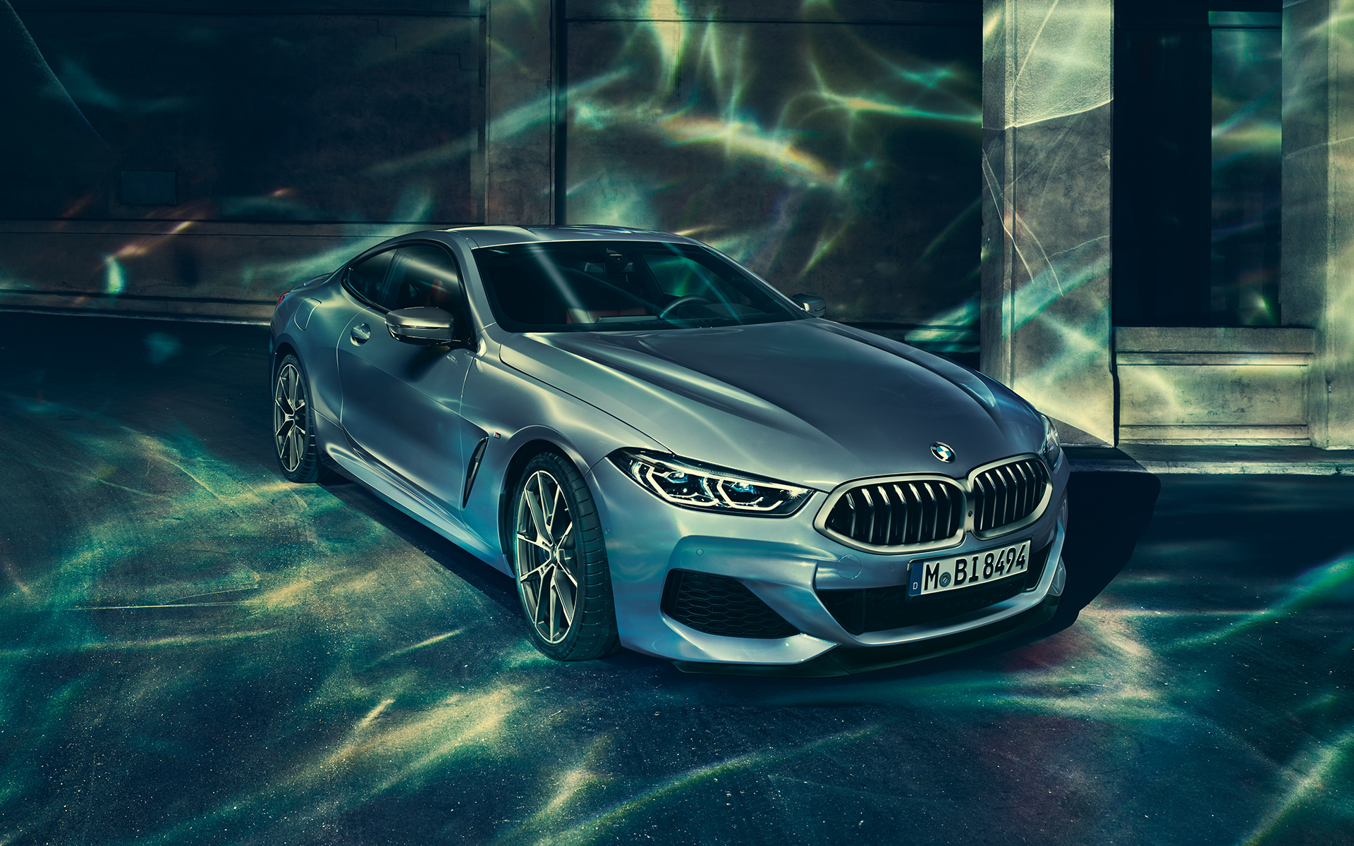 Hekken på BMW 8-serie Coupé sett skrått fra høyre Hekken på 8-serie Coupé sett skrått fra høyre stående i bylandskap.