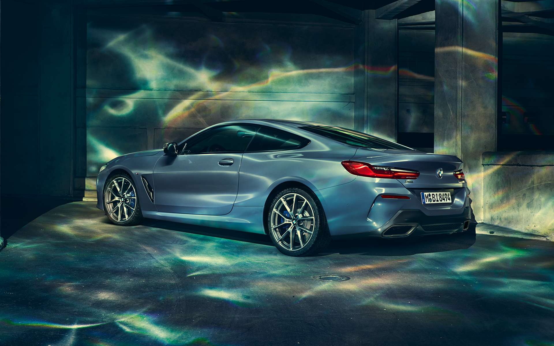 Venstre side av BMW 8-serie Coupé Venstre side av BMW 8-serie Coupé i bylandskap.