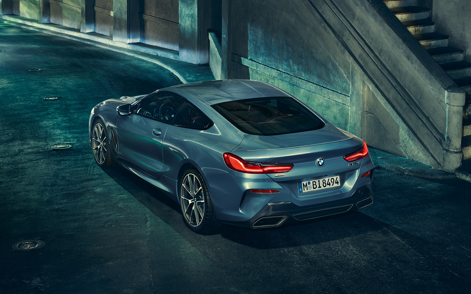 BMW 8-serie Coupé sett skrått bakfra Hekken på 8-serie Coupé sett skrått fra venstre stående i bylandskap.
