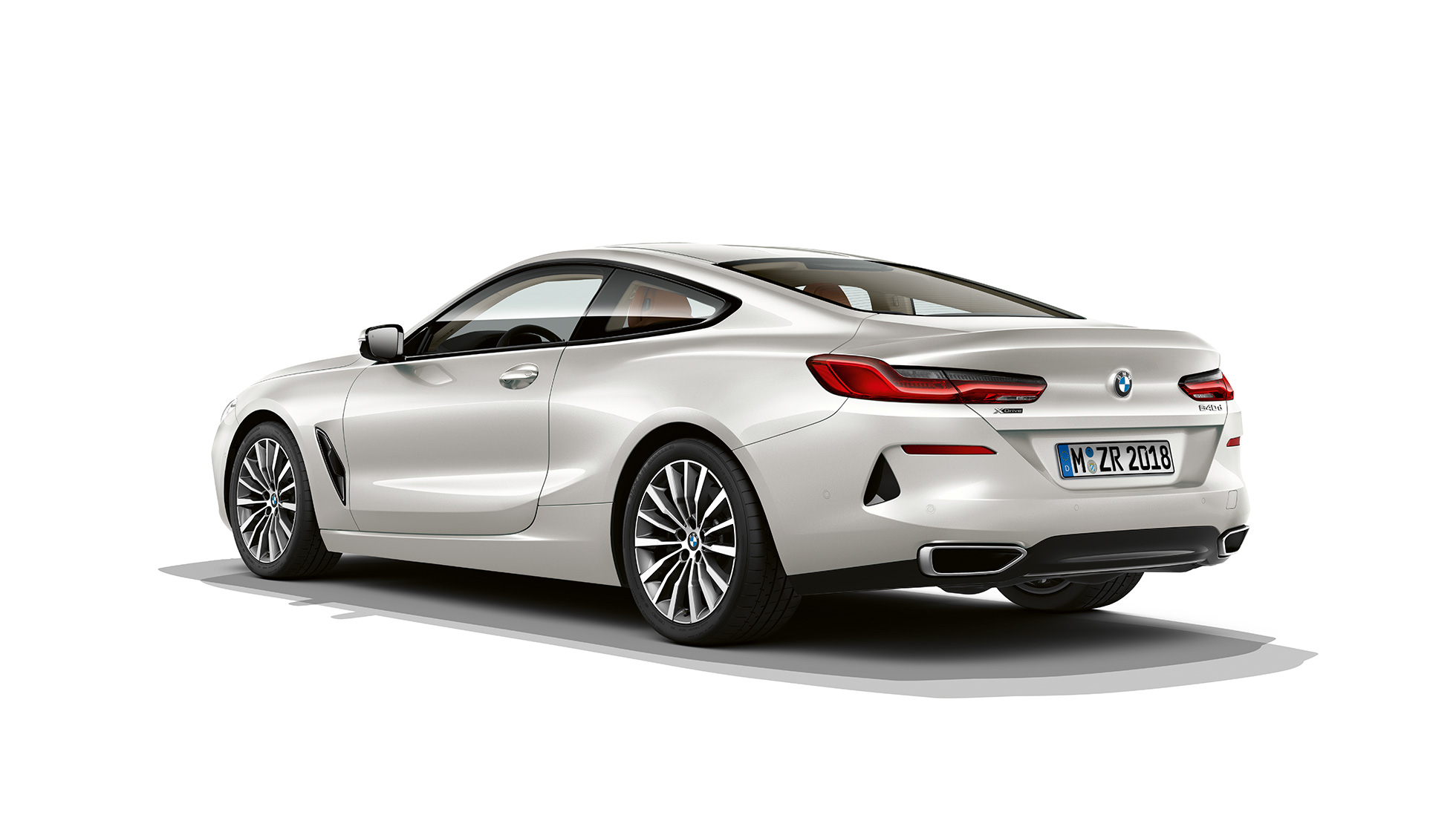 BMW 8-serie Coupé sett skrått bakfra. BMW 8-serie Coupé, mineralhvit metallic,sett skrått bakfra.
