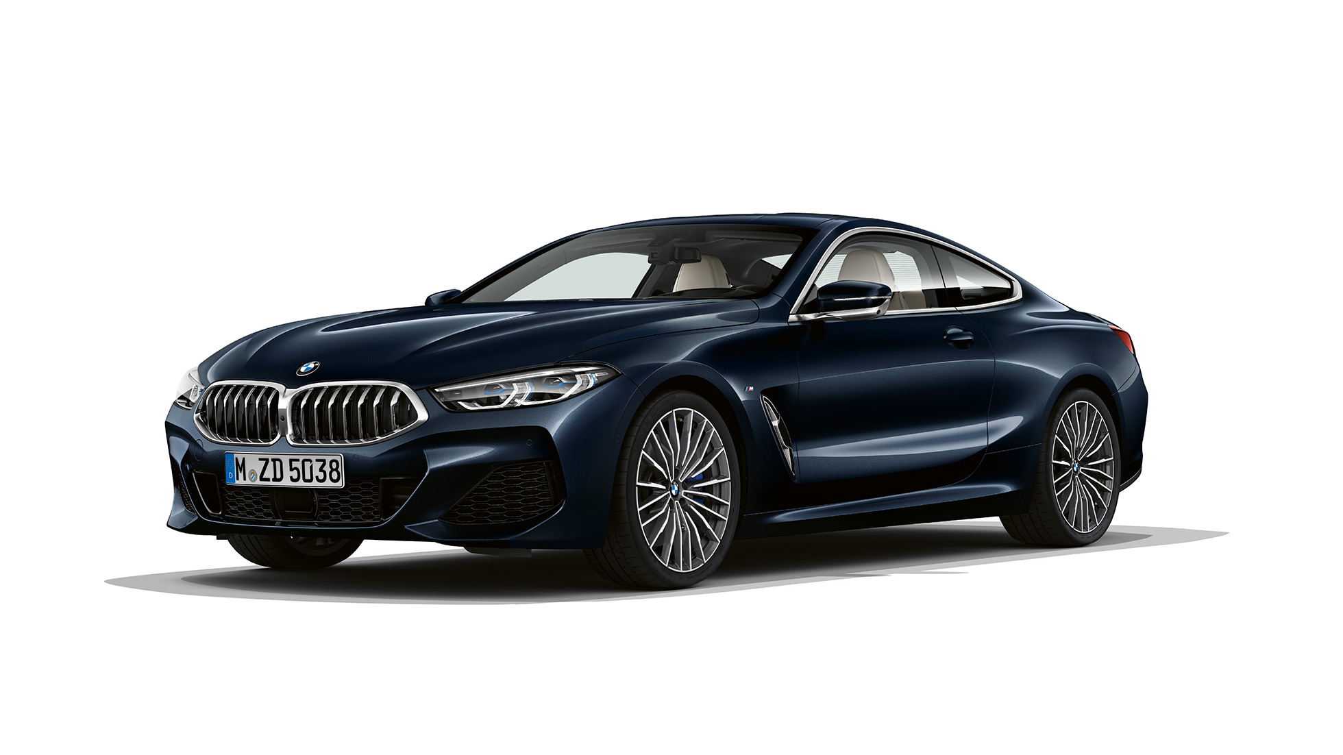 BMW 8-serie Coupé, sett skrått forfra. BMW 8-serie Coupé, karbonsort metallic, sett skrått forfra.