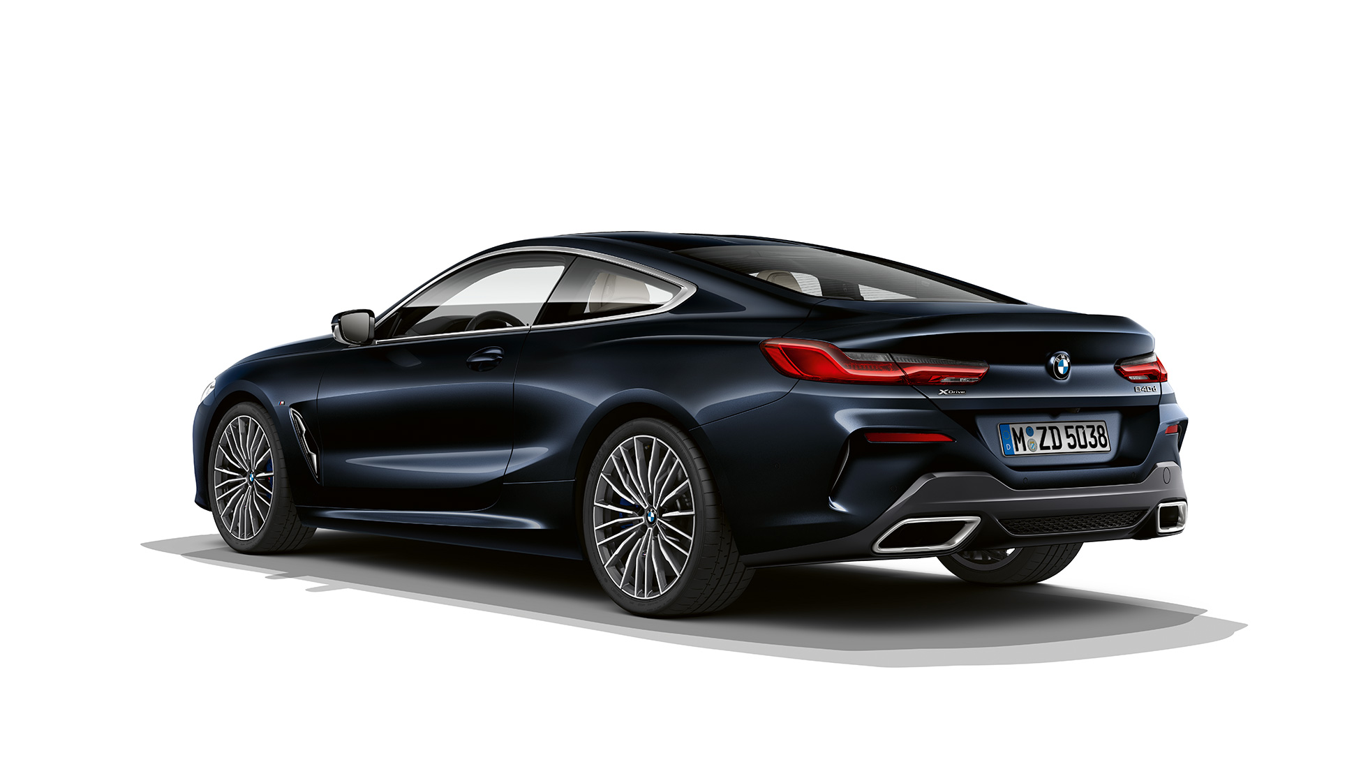 BMW 8-serie Coupé sett skrått bakfra. BMW 8-serie Coupé, karbonsort metallic,sett skrått bakfra.