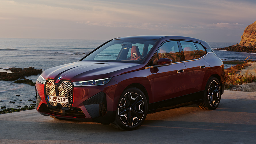 BMW iX i20 elektrisk SUV BMW iX xDrive50 Aerodynamikk Eksteriør BMW iX i20 2021 elektrisk SUV BMW iX xDrive50 Aventurinrød sett fra siden Eksteriør